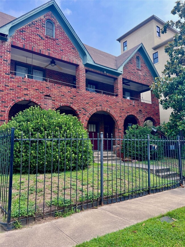 Building Photo - 320 W Polk St