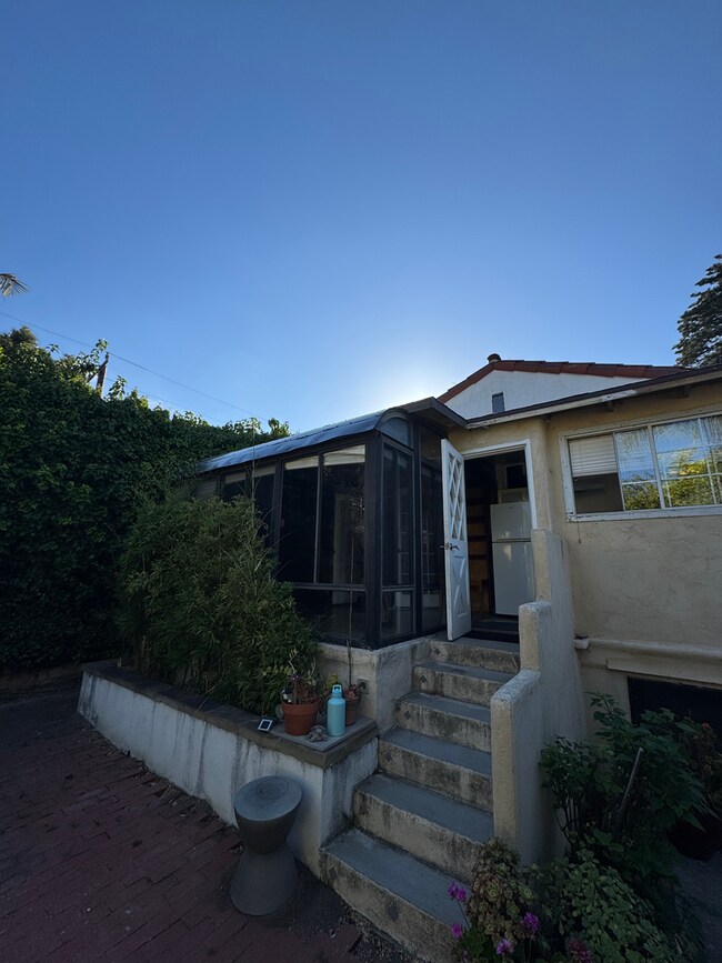 Foto del edificio - Charming Westside ADU with Private Backyard