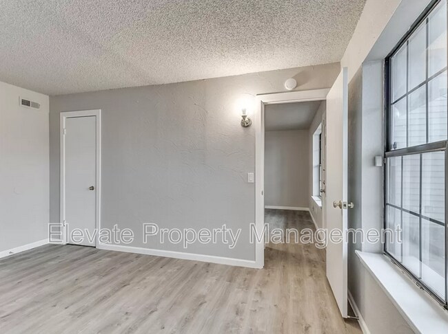 Building Photo - 11120 N Stratford Drive