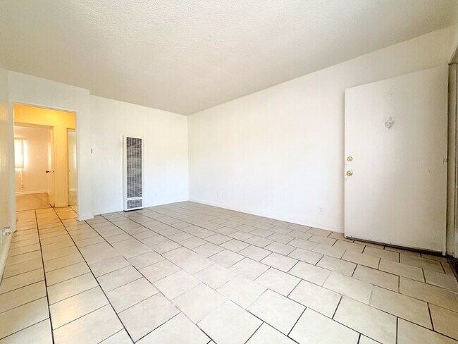 Building Photo - 1017 W 95th St