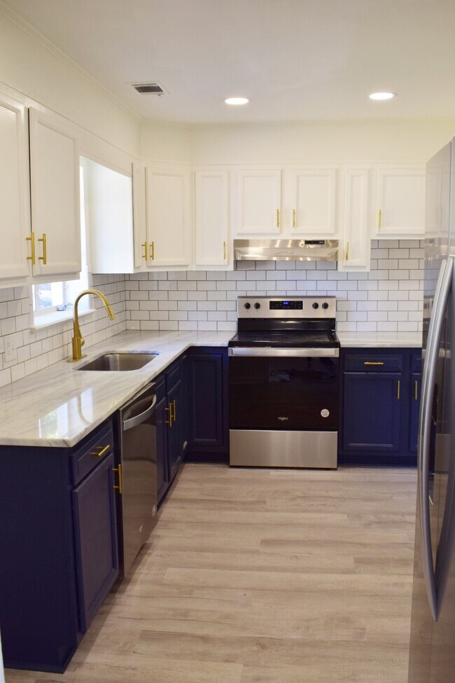 Building Photo - 2885 Central Ave