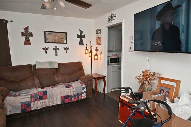 Foto del edificio - Handicap Accessible 2 Bed 1 Bath With Huge Yard In Burkburnett!