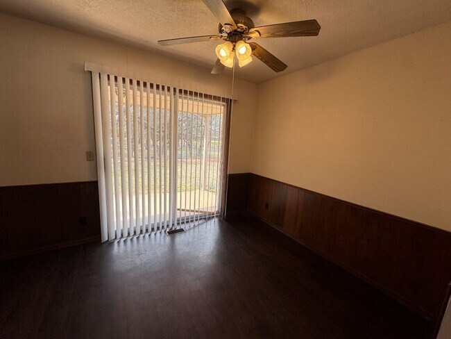 Foto del edificio - Full of charm and detail this 3 beds 2 bath home in Norman is ready for move in!