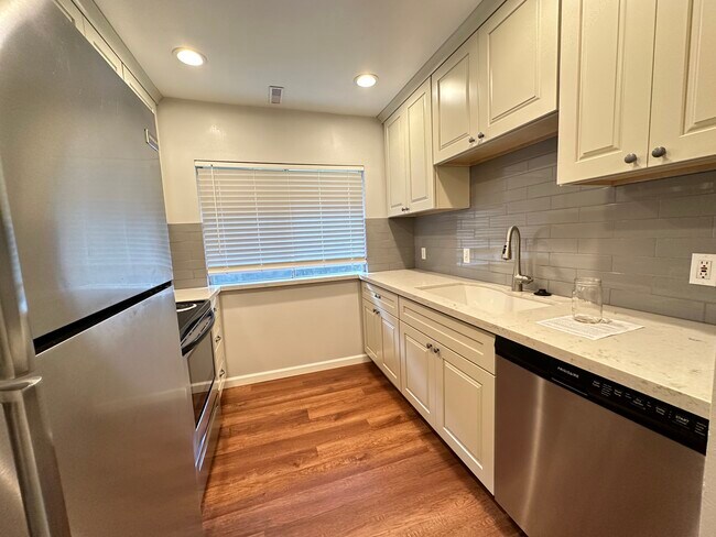 Foto del edificio - 1541 E Waterbury Dr