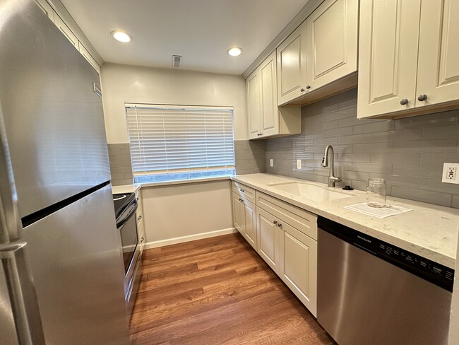 Building Photo - 1541 E Waterbury Dr