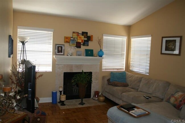 Building Photo - Stylish 2 Bed, 2 Bath Upper Unit in Prime ...