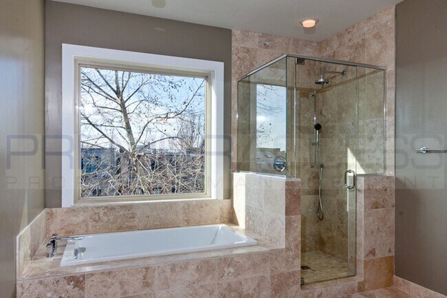 Foto del edificio - Queen Village Townhome with Parking