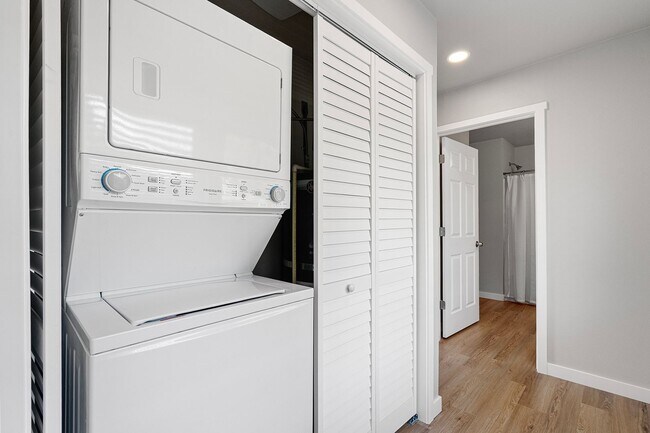 Foto del edificio - Spacious 4-Bedroom Home in South Capitol O...