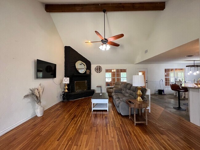 Building Photo - Unique 2-story 3/3.5/2 on 3 Acres Located ...