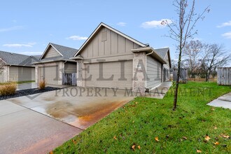Building Photo - 3325 E Aster St