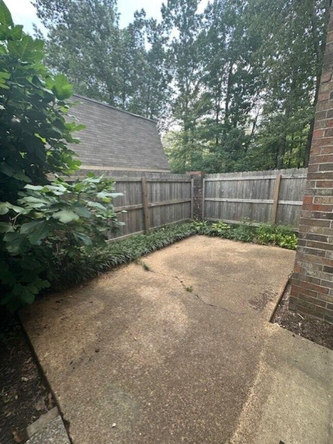 Foto del edificio - 6633 Poplar Woods Cir E