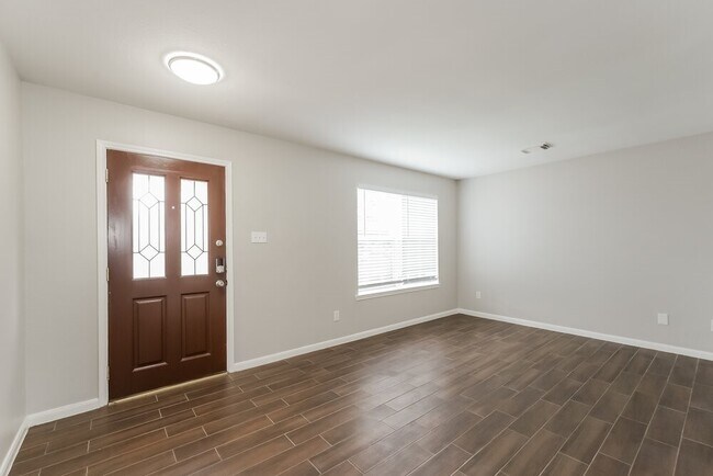 Foto del edificio - 16102 Dawn Marie Ln