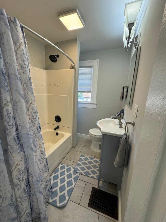 Foto del edificio - 1230 N Kealing Ave