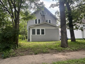 Building Photo - 812 6th Ave S