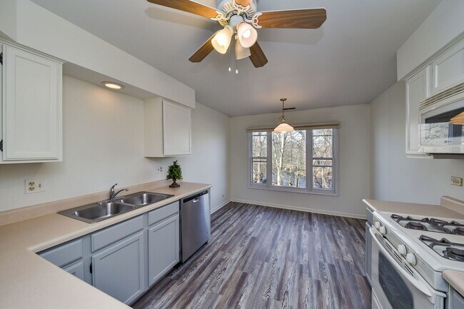 Building Photo - 530 River Front Cir