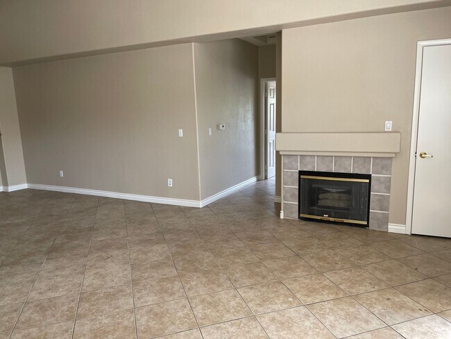 Building Photo - Spacious Condo with Loft & 2-Car Garage – Minutes from the Strip!
