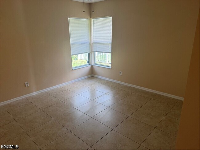 Building Photo - 905 SW 8th Ct
