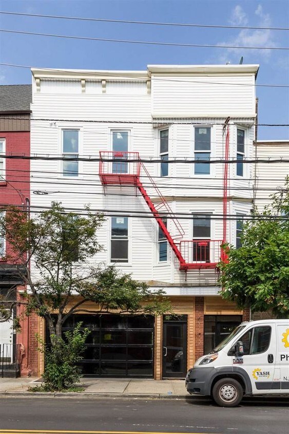 Primary Photo - 435 Palisade Ave