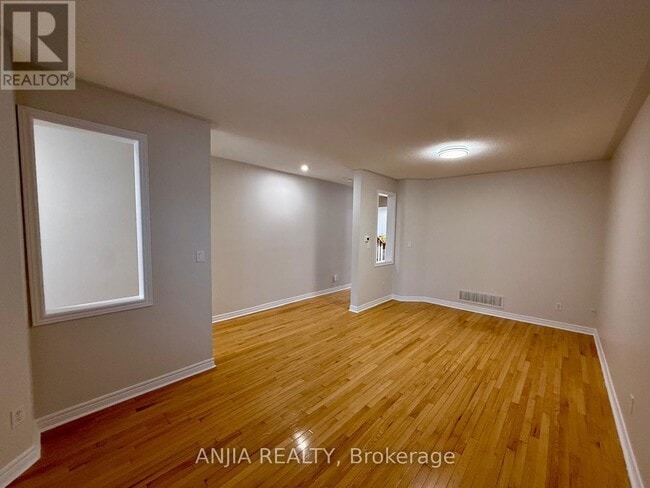 Building Photo - 17 Ambercroft St