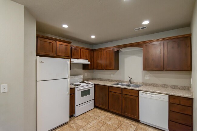 Building Photo - Beautiful Townhouse In Pleasant Grove!
