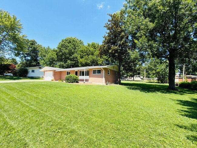 Foto del edificio - Move-In Ready 3BR/2BA Home with 2-Car Garage in St. Charles