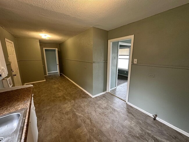 Building Photo - 3917 Roselawn Dr