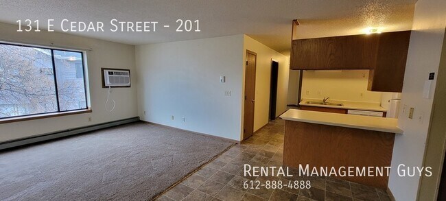 Foto del edificio - 4 bedroom 2 bathroom on second floor for 1...