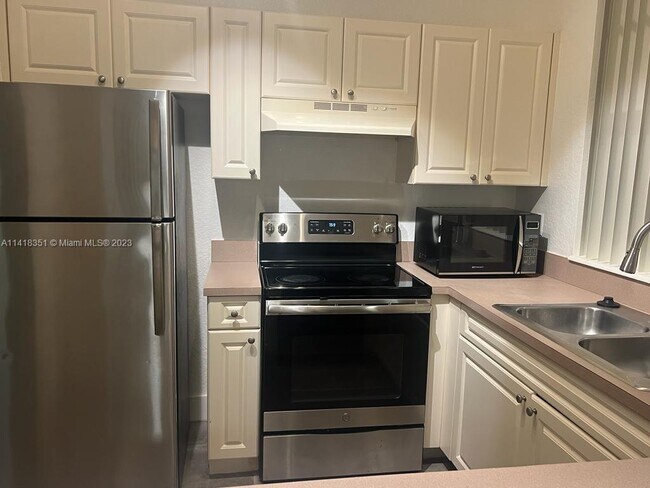 Foto del edificio - 6692 W Sample Rd