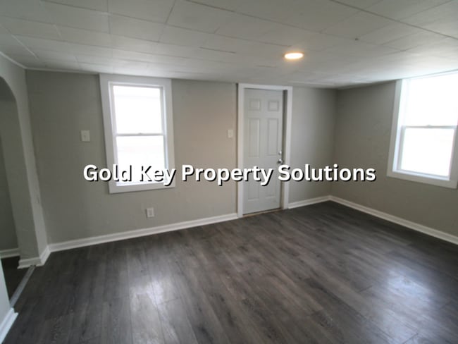 Building Photo - Adorable 3 BR 2 FULL BA House with Fenced Yard and Central Air (SECTION 8 APPROVED)