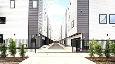 Building Photo - 319 N Nagle St