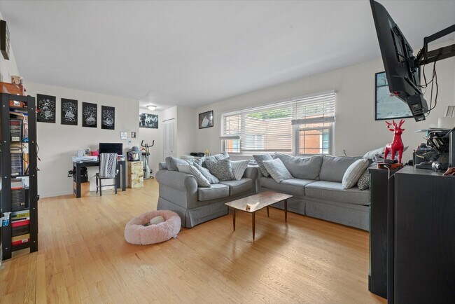 Foto del edificio - 8050 Niles Ave