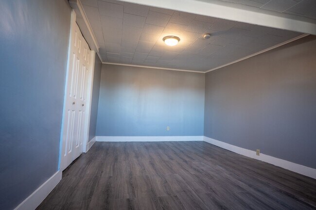 Foto del edificio - Spacious 1-Bedroom Apartment with Parking & Shared Yard - Midtown Kingston