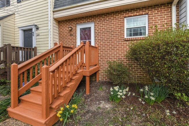 Building Photo - Updated & Inviting Skiffes Creek Townhome ...