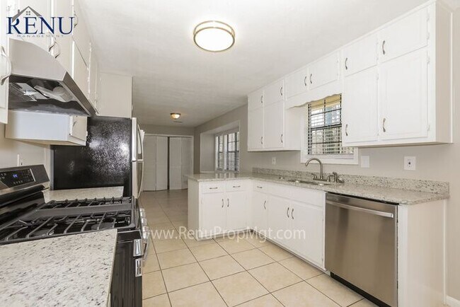 Building Photo - Now Available! 3 bed 2 bath!