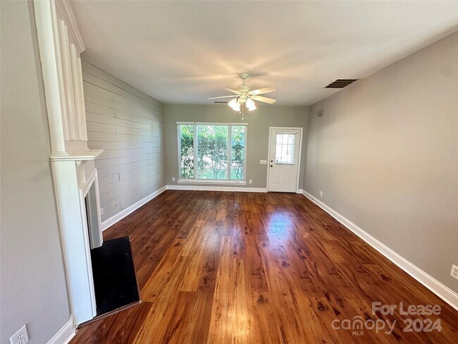 Building Photo - 10414 Roundleaf Dr