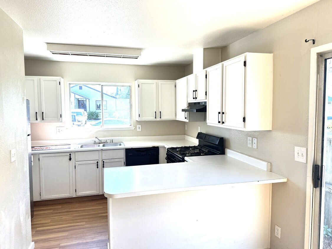Primary Photo - Nice & Quiet single family home in the cen...