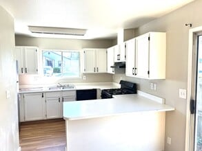 Building Photo - 10538 Creekside Cir