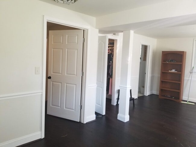 Foto del edificio - 5233 Queensberry Ave