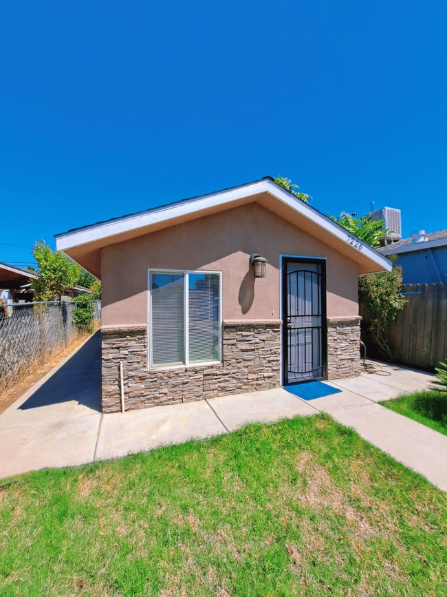 Foto del edificio - Unique 2 Bedroom 1 Bathroom Home Located I...