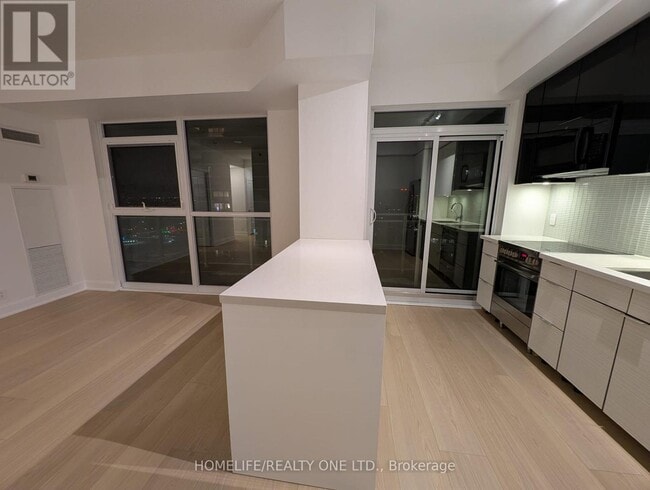 Building Photo - 33 Shore Breeze Dr