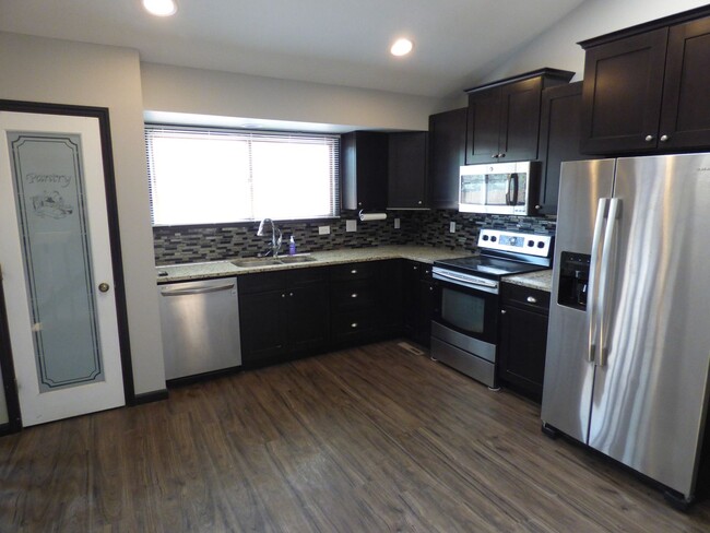 Building Photo - $0 DEPOSIT OPTION.  TRI-LEVEL HOME IN SE AURORA