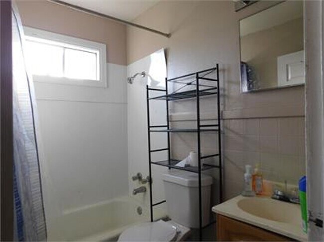 Foto del edificio - Cute 2-bedroom, 1 bath duplex near downtown.