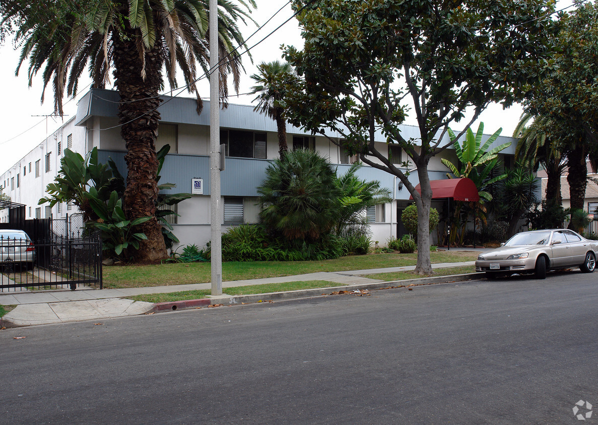 Building - 115 N Oak St