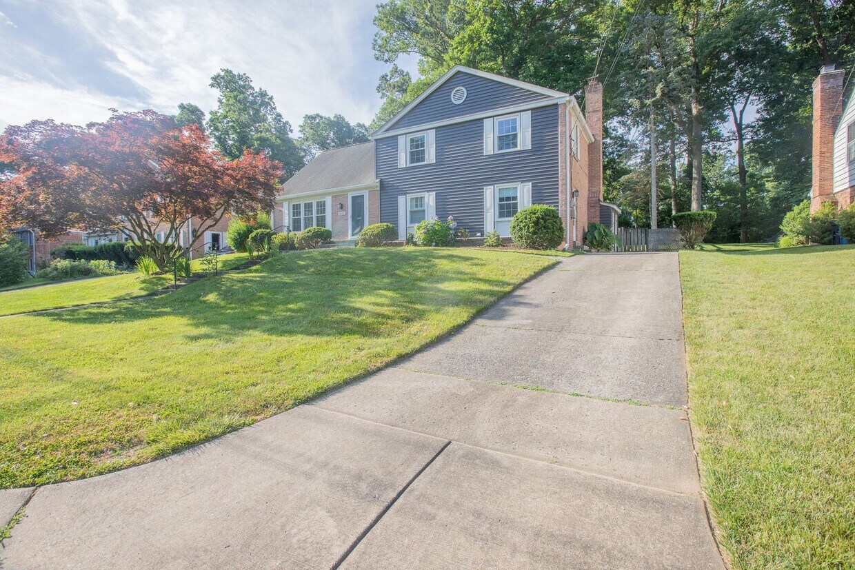 Foto principal - Amazing 4 BR/2.5 BA Single-Family Home in ...