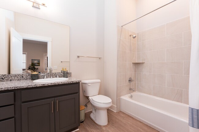 Baño de la unidad modelo tipo estudio - Neel's Lofts