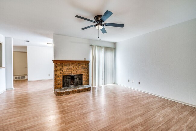 Building Photo - Updated 2 Bed/2 Bath Duplex FOR RENT!