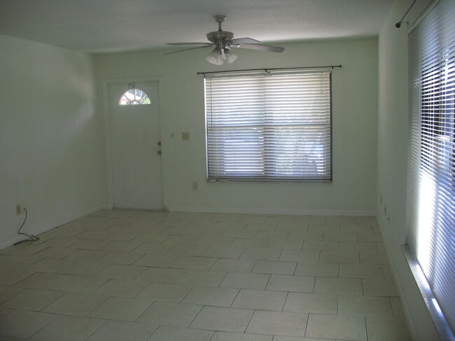 Building Photo - 9356 Roan Ln