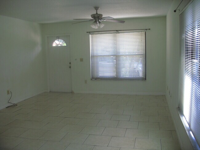 Foto del edificio - 9356 Roan Ln