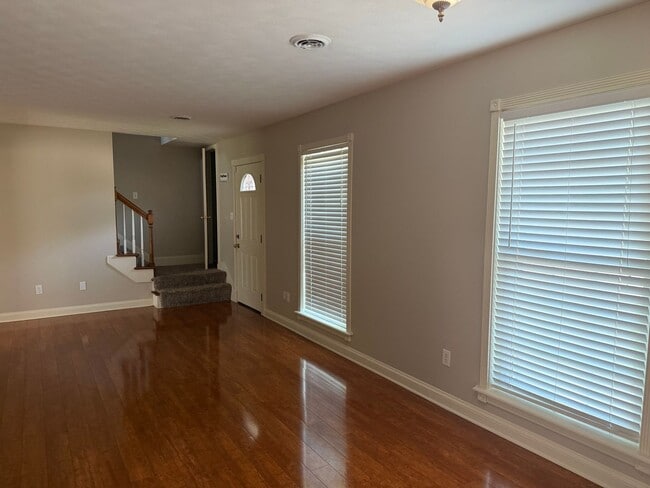 Foto del edificio - Gorgeous & Spacious Home Now Available