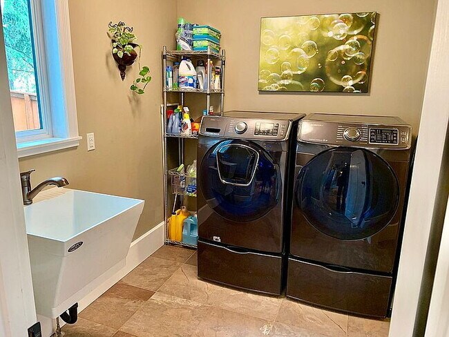 Foto del edificio - "Discover Your Dream Home: Spacious 4-Bedroom Sanctuary with 3 Full Baths in Beautiful Anchorage!"